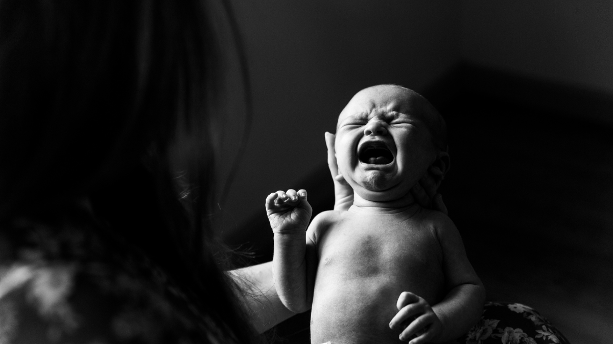 Schreibaby: Ursachen und Unterstützung für Eltern – Ein weinendes Baby wird von seiner Mutter getröstet. Das Bild steht für exzessives Schreien, typische Symptome eines Schreibbabys und zeigt, wie wichtig professionelle Hilfe und individuelle Unterstützung für betroffene Familien sind.