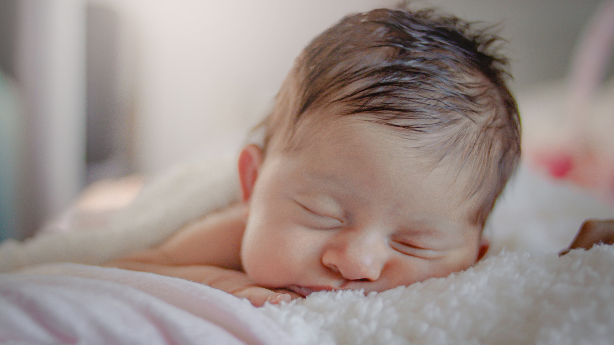 Schreibaby: Ursachen und Unterstützung für Eltern – Ein weinendes Baby wird von seiner Mutter getröstet. Das Bild steht für exzessives Schreien, typische Symptome eines Schreibbabys und zeigt, wie wichtig professionelle Hilfe und individuelle Unterstützung für betroffene Familien sind.