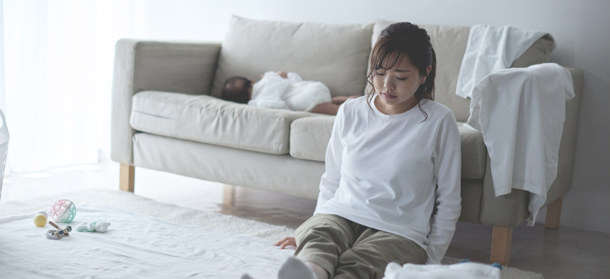 Eine erschöpfte Mutter mit Neugeborenem in den ersten Wochen nach der Geburt – echte Gefühle, Stillstart, Schreibaby, High-Need-Baby, Tipps und Hilfe für besseren Babyschlaf.
