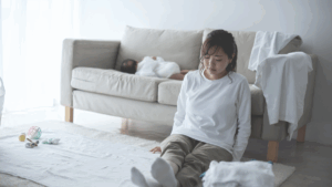 Eine erschöpfte Mutter mit Neugeborenem in den ersten Wochen nach der Geburt – echte Gefühle, Stillstart, Schreibaby, High-Need-Baby, Tipps und Hilfe für besseren Babyschlaf.