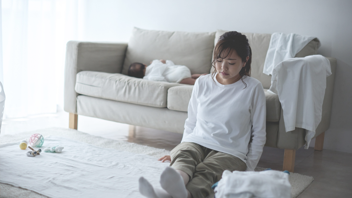 Eine erschöpfte Mutter mit Neugeborenem in den ersten Wochen nach der Geburt – echte Gefühle, Stillstart, Schreibaby, High-Need-Baby, Tipps und Hilfe für besseren Babyschlaf.