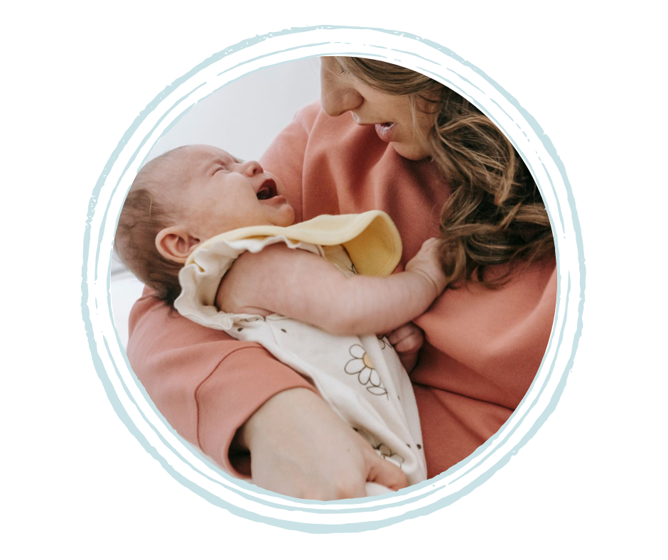 Schreibaby Kontakt – Mama hält ihr Schreibaby, persönliche Beratung und Unterstützung