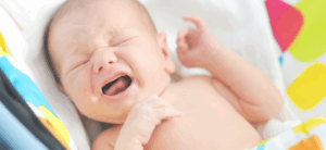 Schreibaby: Ursachen und Unterstützung für Eltern – Ein weinendes Baby wird von seiner Mutter getröstet. Das Bild steht für exzessives Schreien, typische Symptome eines Schreibbabys und zeigt, wie wichtig professionelle Hilfe und individuelle Unterstützung für betroffene Familien sind.