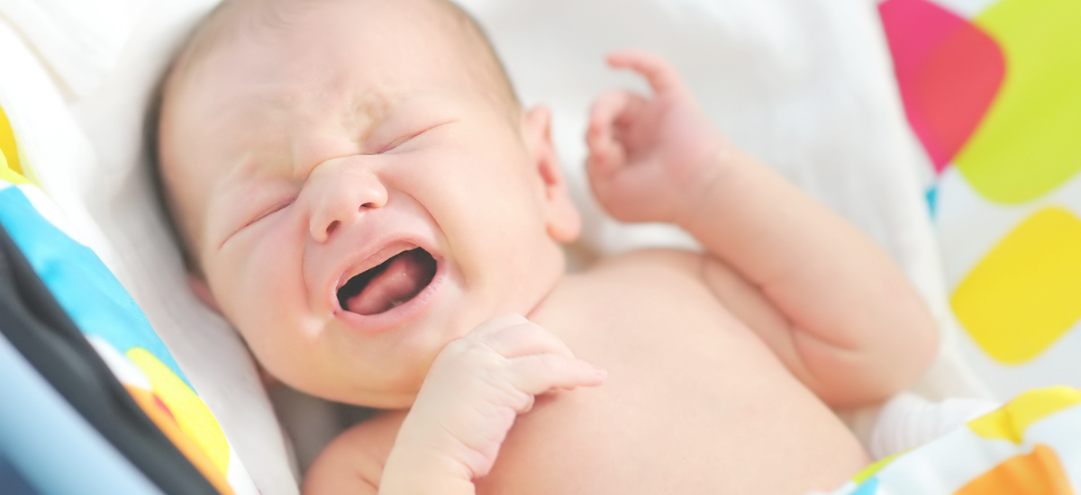 Schreibaby: Ursachen und Unterstützung für Eltern – Ein weinendes Baby wird von seiner Mutter getröstet. Das Bild steht für exzessives Schreien, typische Symptome eines Schreibbabys und zeigt, wie wichtig professionelle Hilfe und individuelle Unterstützung für betroffene Familien sind.