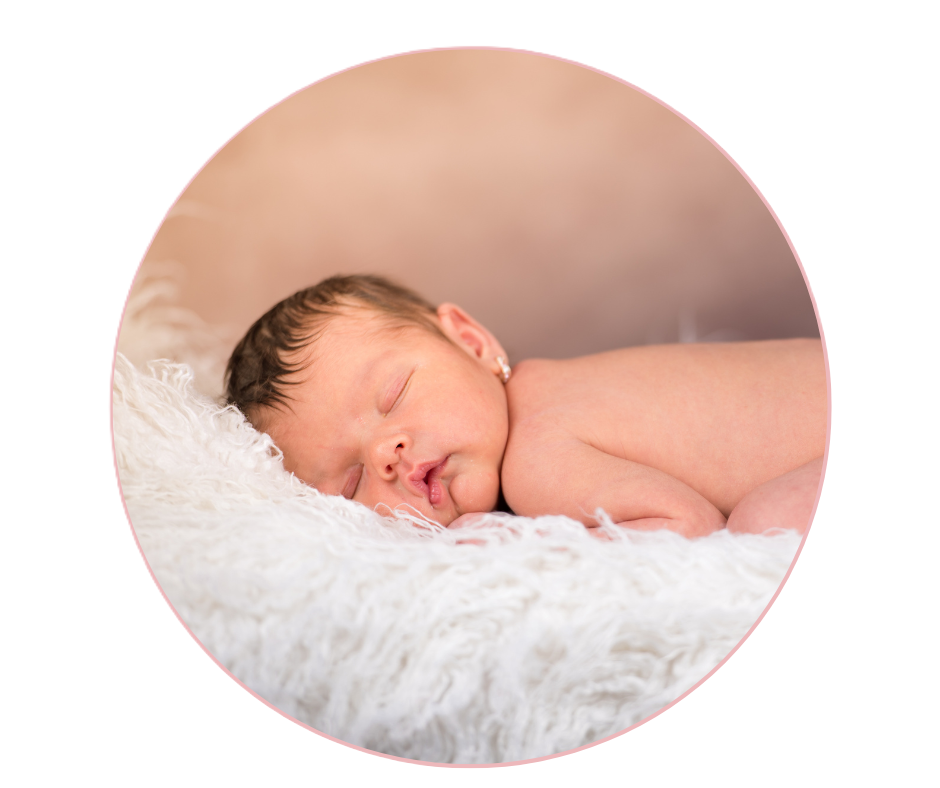 Schreibaby- Wohlfühlkind Schlafendes Neugeborenes liegt friedlich auf einer flauschigen, weißen Decke. Das Baby hat geschlossene Augen, trägt Ohrringe und wirkt vollkommen entspannt.